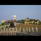 Neben der Shiva-Statue